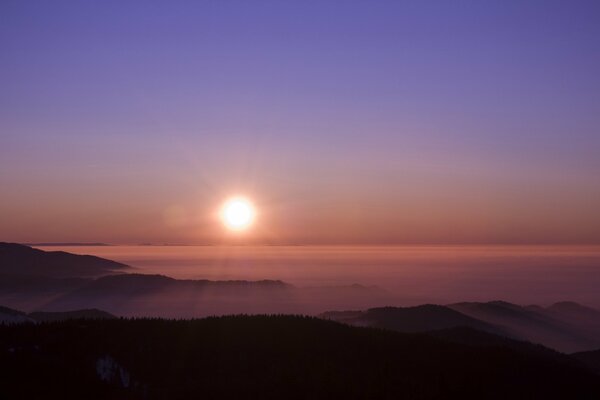 Puesta de sol en la niebla, sol en el horizonte