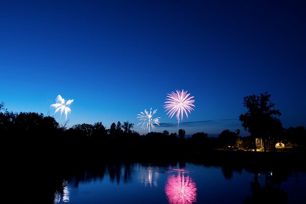 Surface bleue du lac au feu d artifice du soir