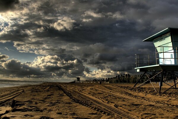 Brzeg piaszczystej plaży pod pięknymi chmurami