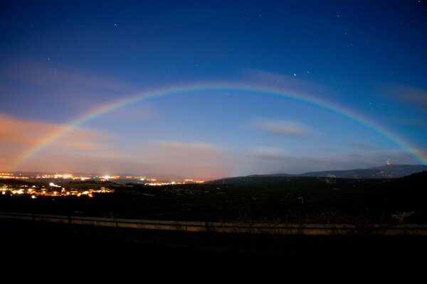 Arco iris en el cielo de la tarde