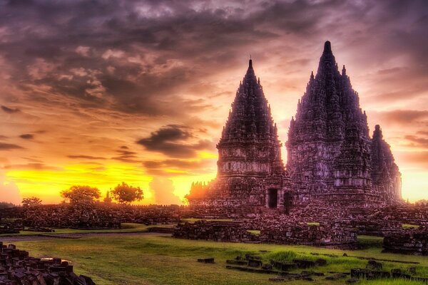 Templo al atardecer en medio de las nubes