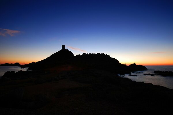 Schöner Sonnenuntergang mit Blick auf die Felsen und das Meer