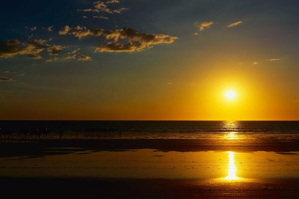 Czarujący Zachód słońca na plaży morskiej
