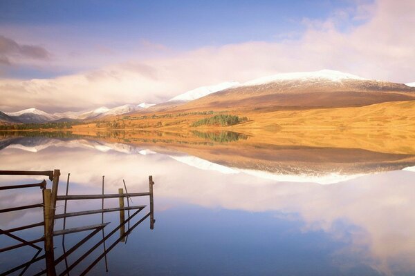 Reflet chic des montagnes dans le lac