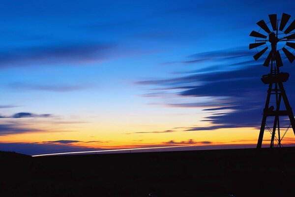 Cálido atardecer en el molino de viento