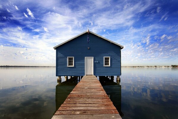 Casa del colore del cielo tra le nuvole