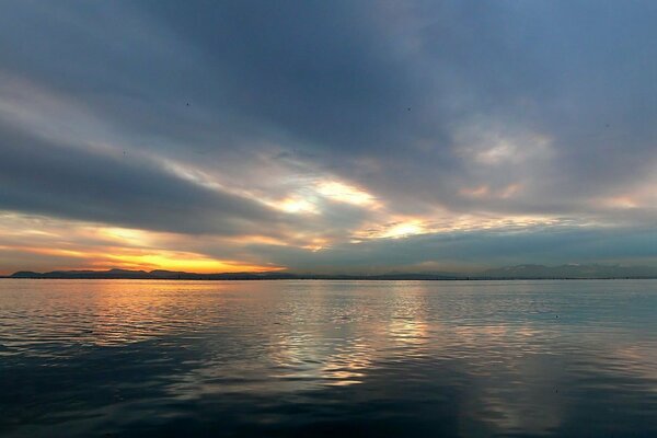 Puesta de sol en el horizonte de aguas tranquilas