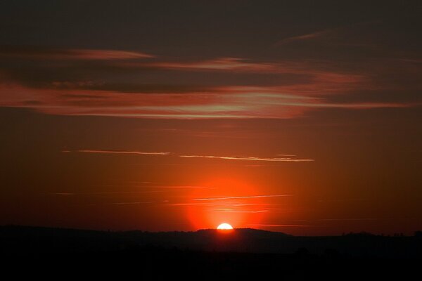 Pomarańczowa aureola słońca o zachodzie słońca