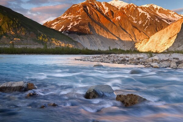 Река в горах. Восход солнца