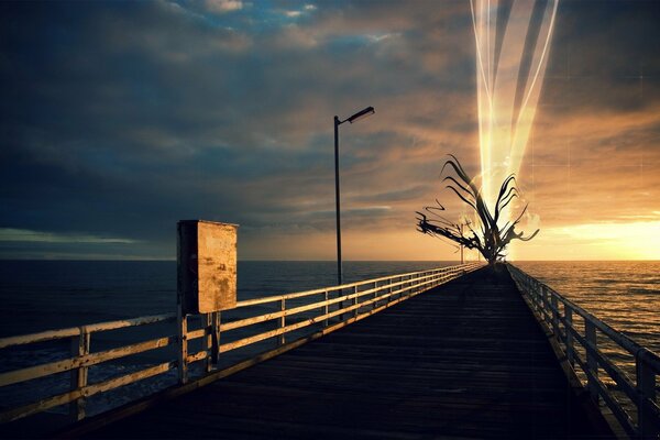 Mare al tramonto sul molo