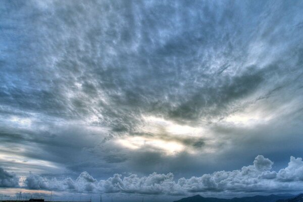 Reflexion der Wolken im blauen Wasser