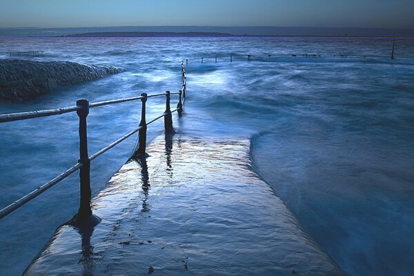 Ponte acquoso con acqua blu