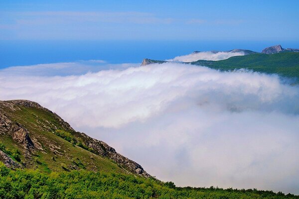 Вид на облака горы и море с высоты