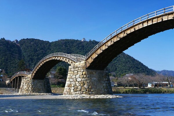 Majestätische Brücke über dem großen Fluss