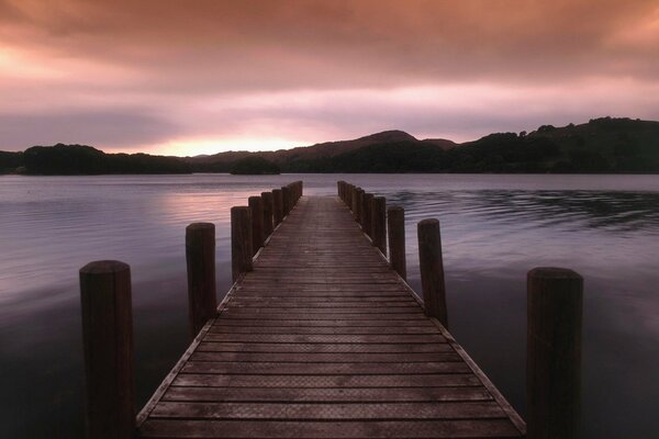 Muelle en el fondo de la hermosa puesta de sol