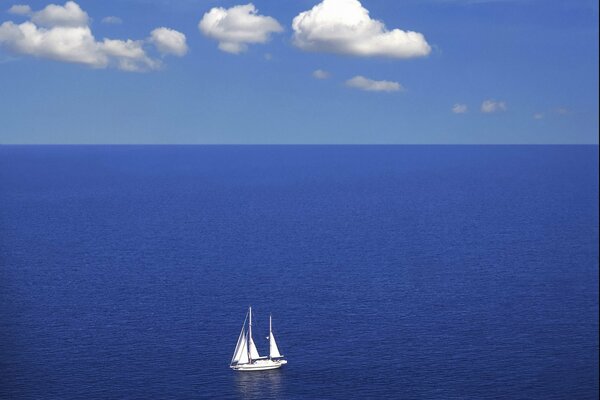 Yacht solitaire sur la mer bleue