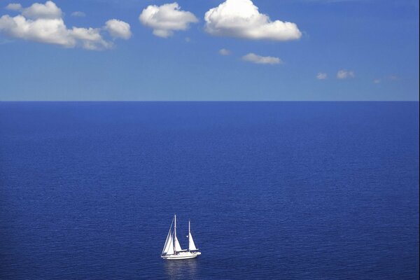Одинокая яхта на синем море