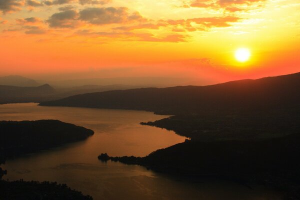 Tramonto tra le nuvole. Fiume