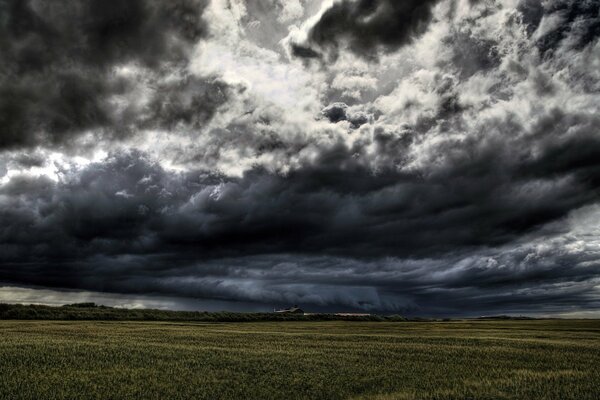 Düsteres Wetter mit niedrigen Wolken