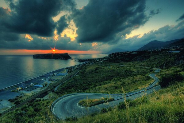 Largo camino al atardecer