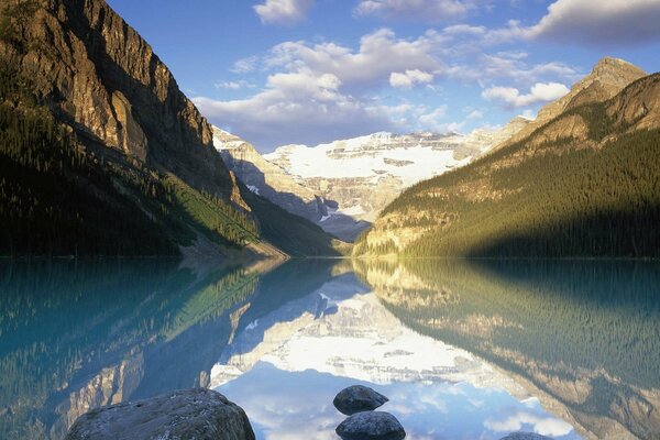 Reflet des montagnes et des nuages dans le lac. Canada