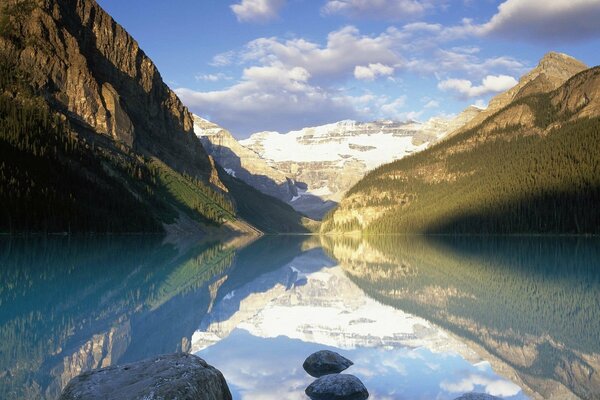 Отражение гор и облаков в озере. Канада