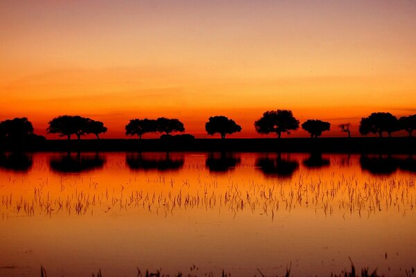 Orange Sonnenuntergang und See