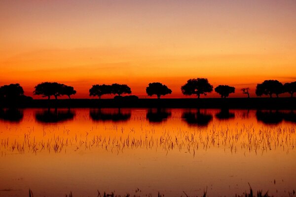 Pomarańczowy zachód słońca i Jezioro