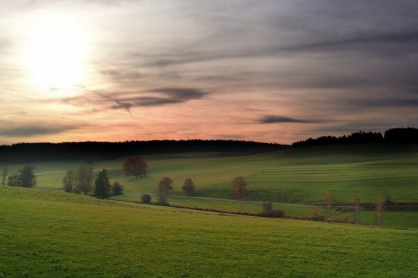 Wolken und ein Feld mit Hügeln