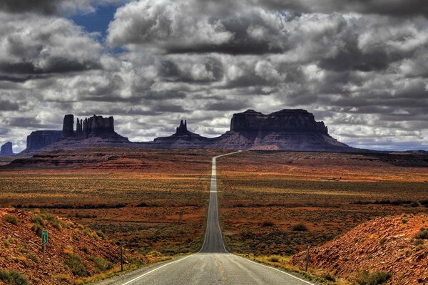 Strada lontana nel deserto visibile montagne