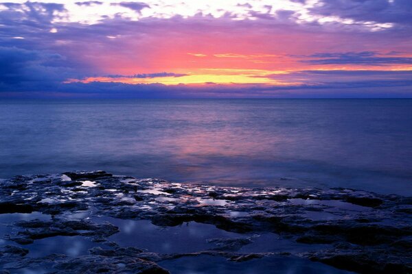 Horizon inaccessible sur la mer au coucher du soleil