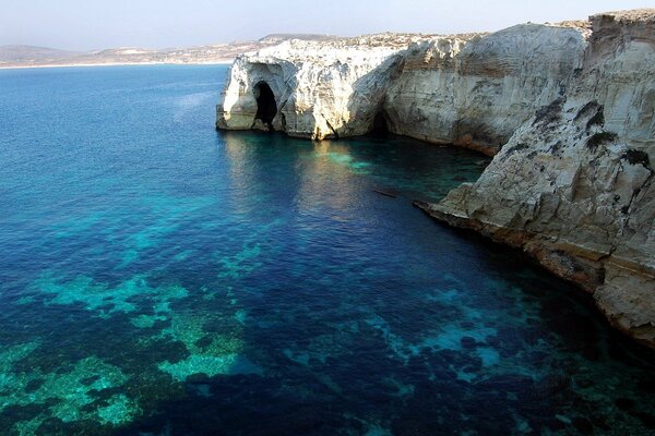 Eine Grotte in einer schönen blauen Bucht