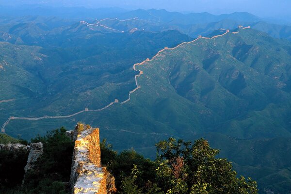 Von der Höhe aus kann man die Große Chinesische Mauer sehen