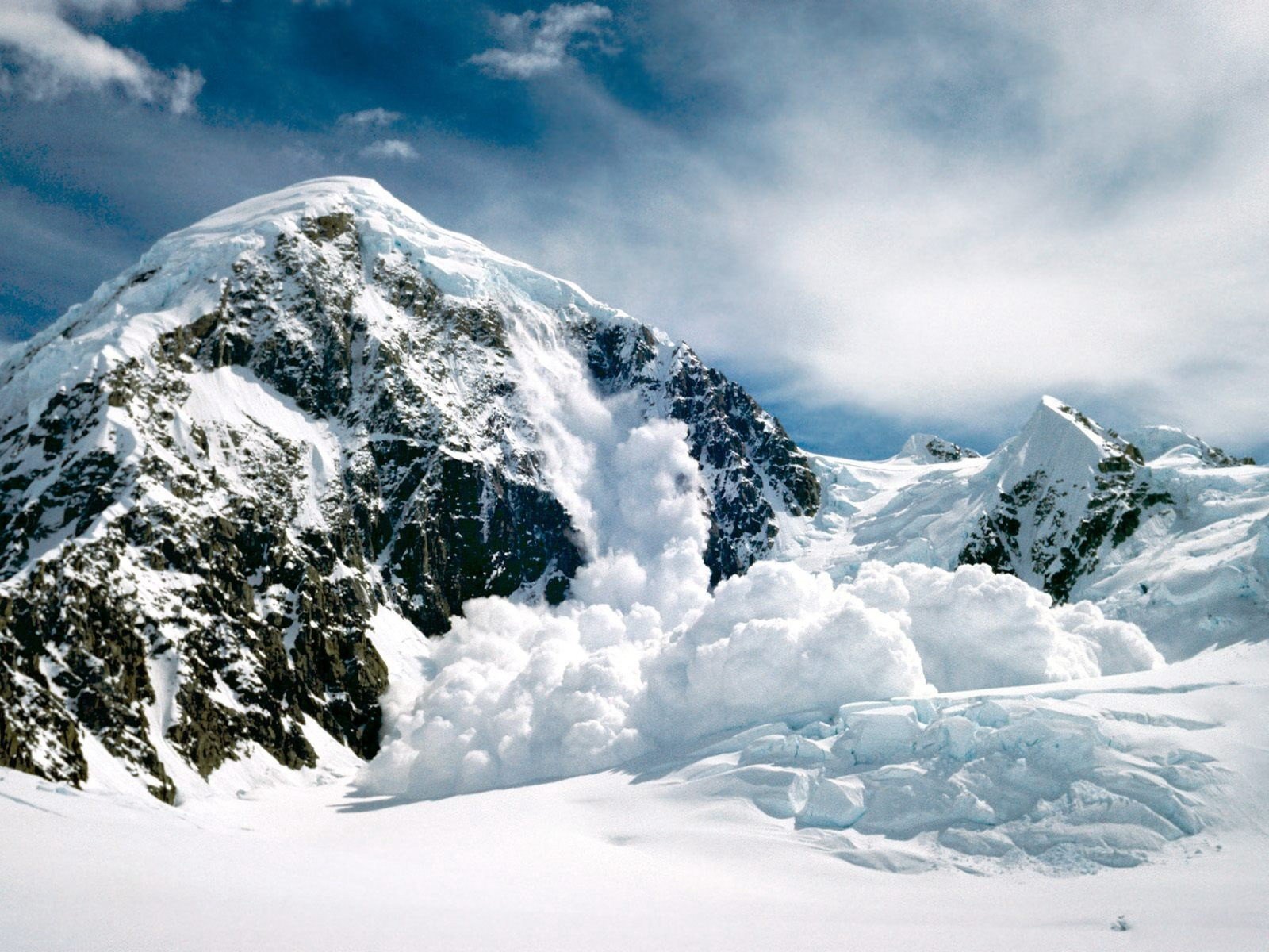 lawine berg schnee