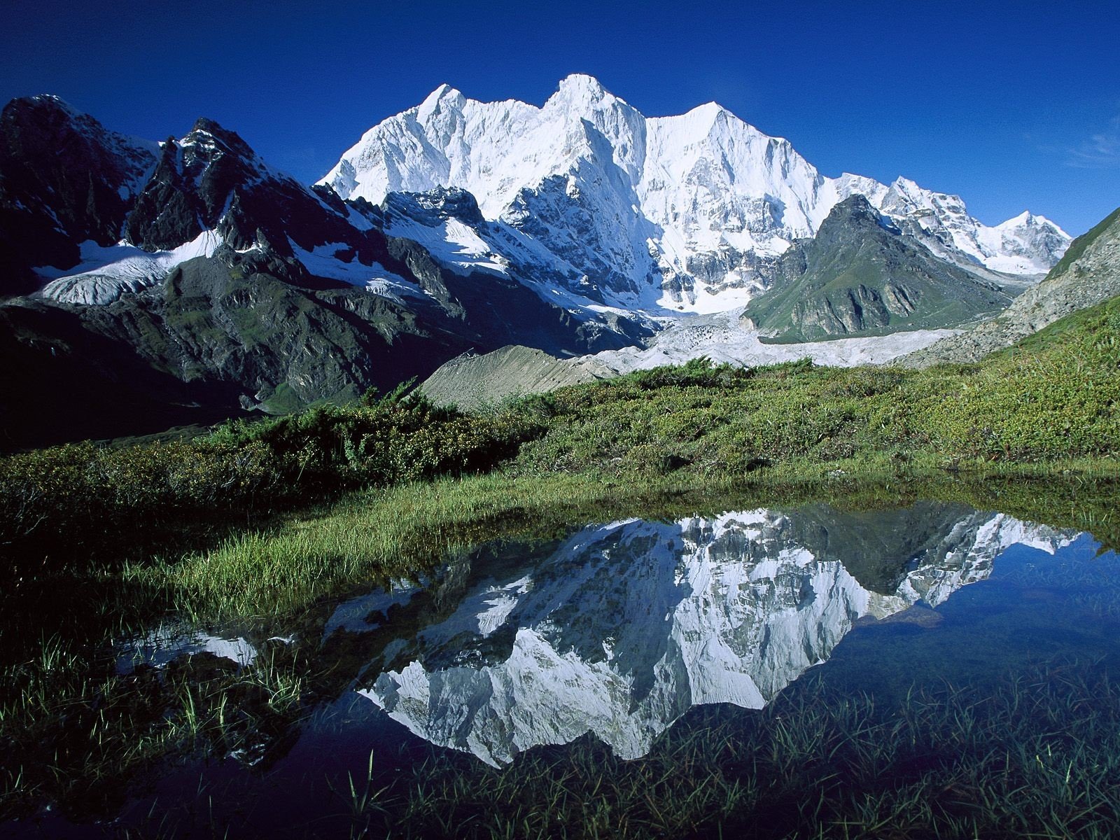 peak chomolonzo tibet mountain