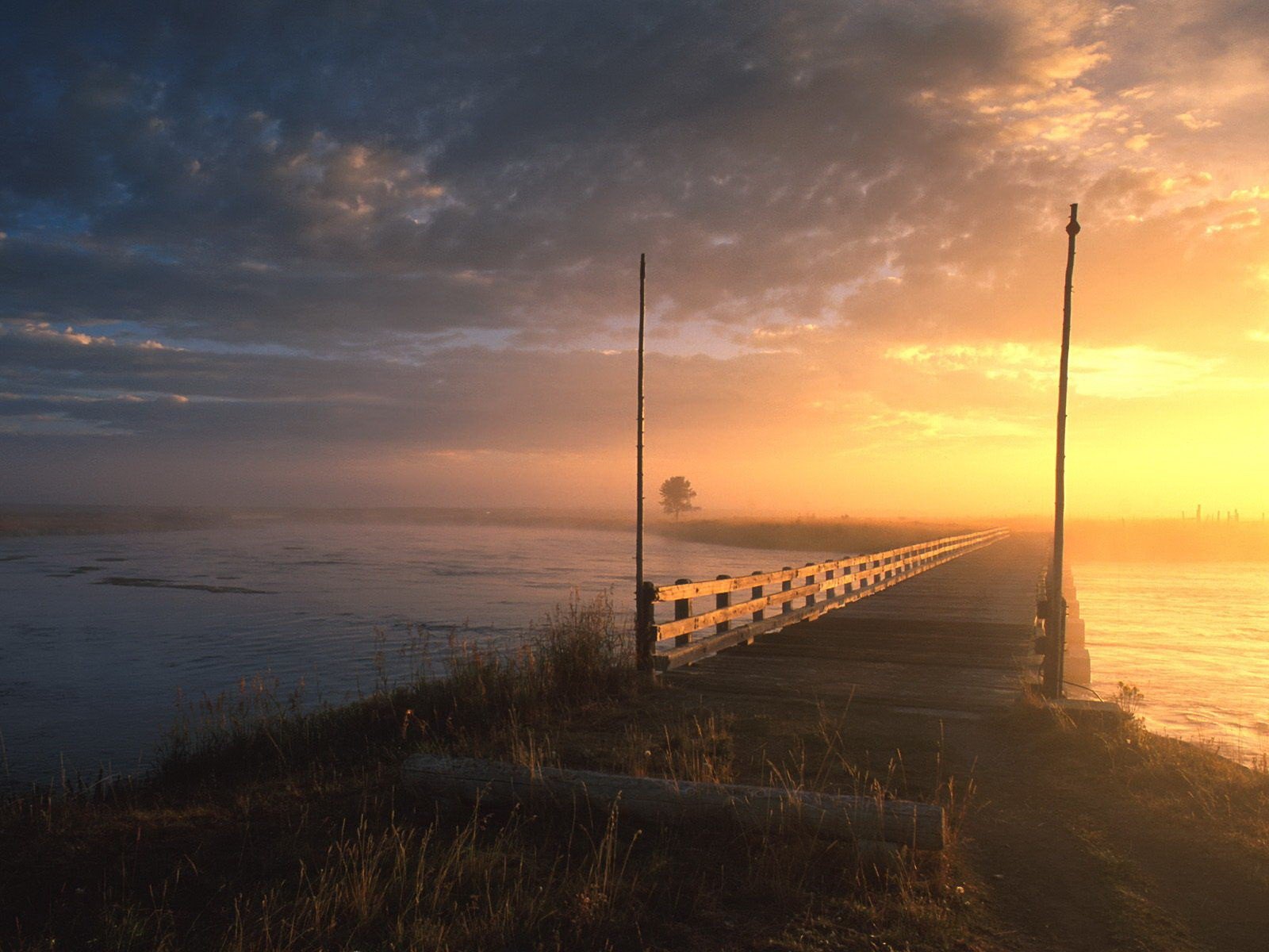 pont rivière brouillard