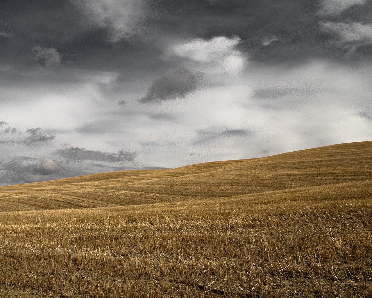 campo colline nuvole