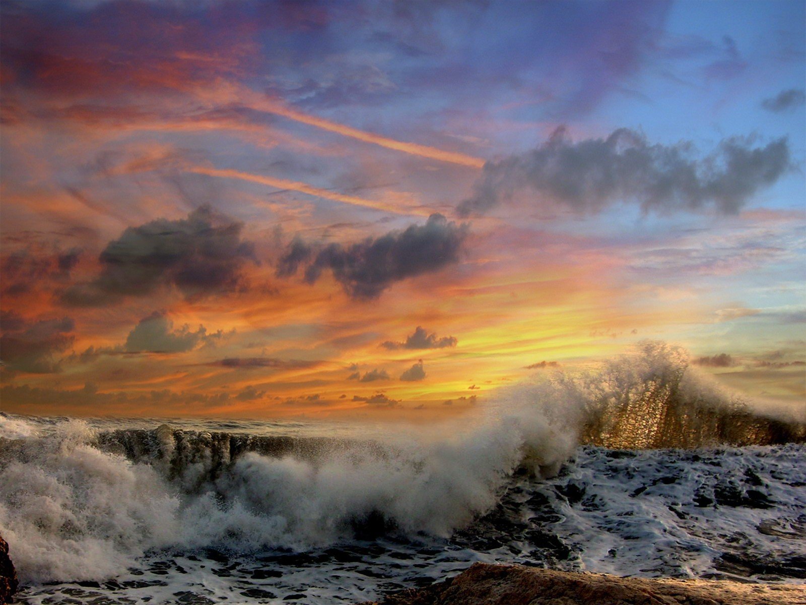 vagues nuages coucher de soleil