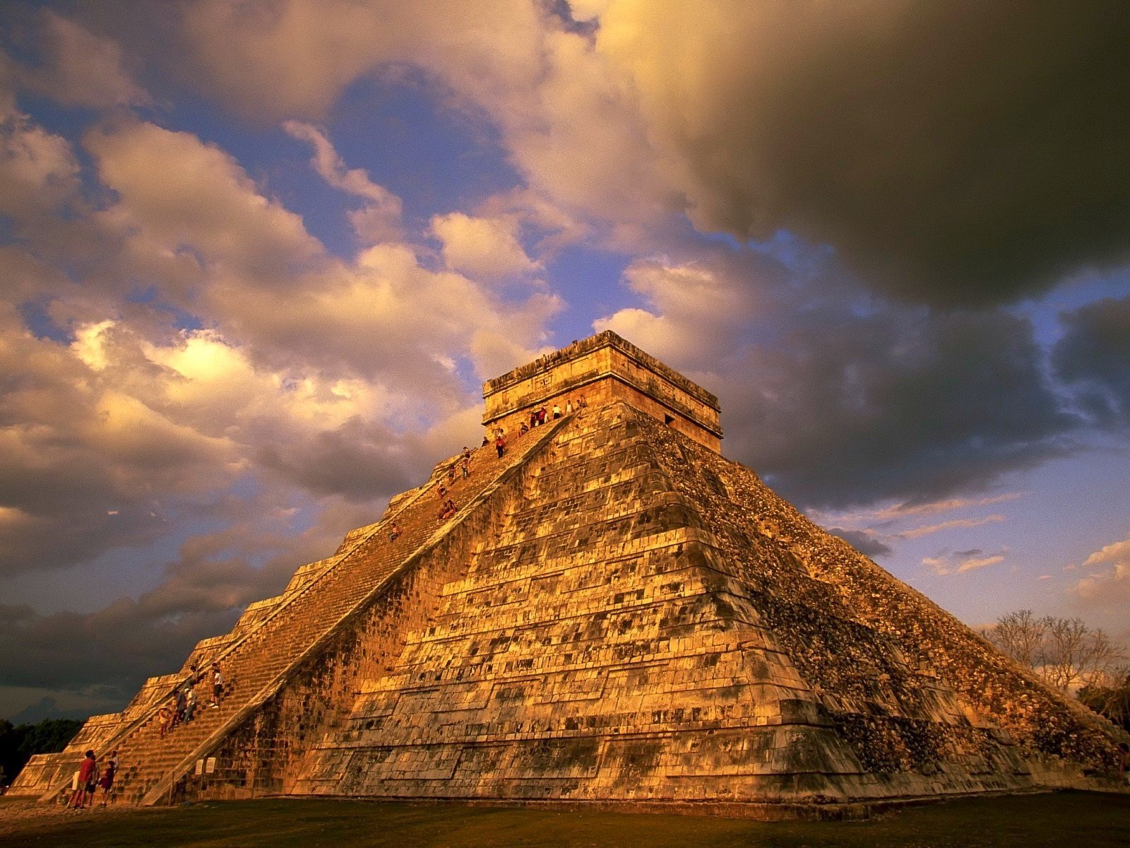 piramide maya nuvole