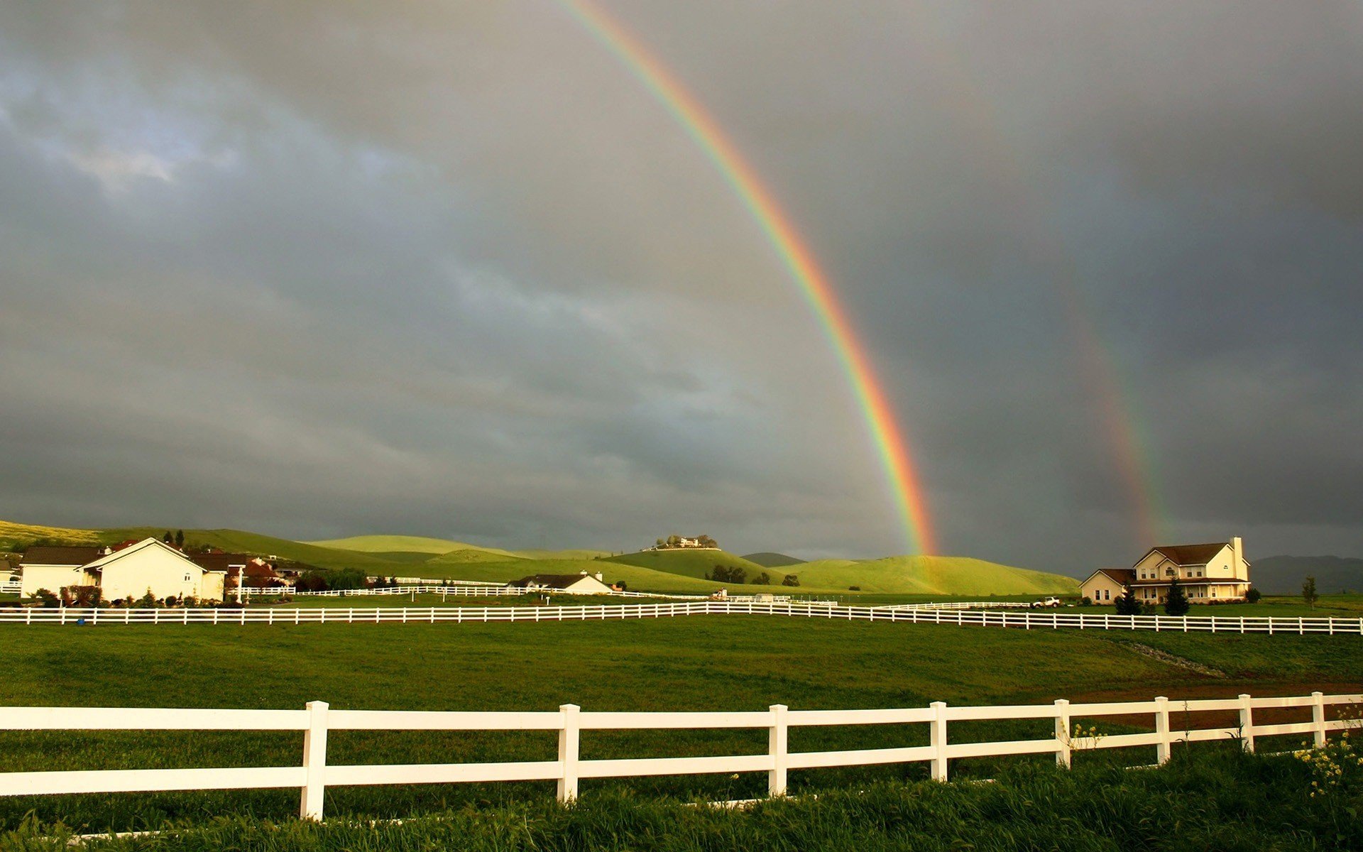 regenbogen zaun feld