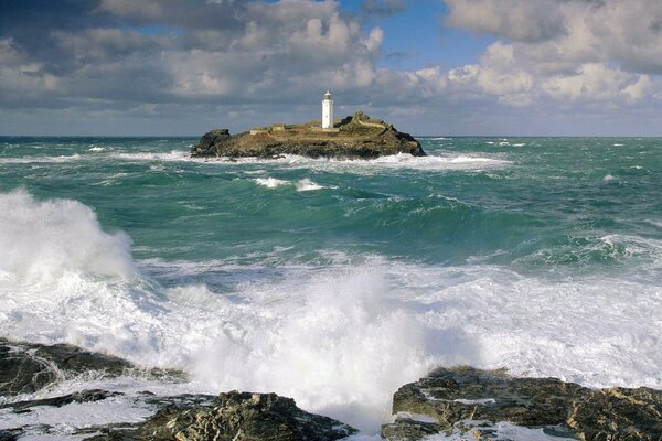 Faro de Inglaterra en el islote de Po en medio del mar