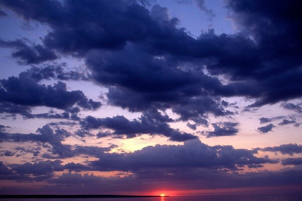 Nubes en el fondo de la puesta de sol. Michigan