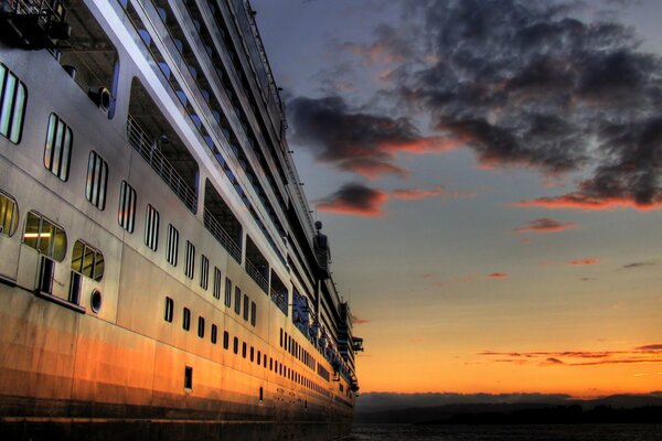 Enorme crucero al atardecer