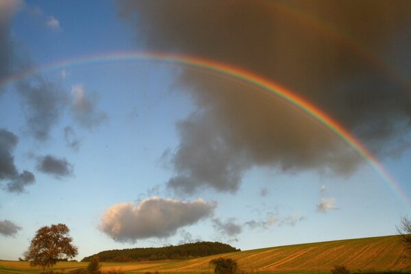 Arc-en-ciel sur les champs et les forêts et les hautes collines