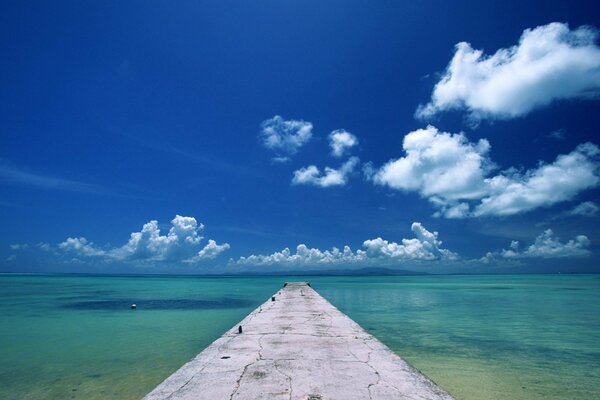 Pier am Meer. Blauer Himmel