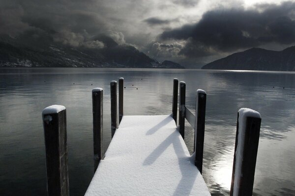 Quai dans la neige sur le lac Gon