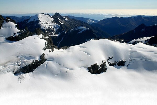 Montagnes froides couvertes de neige vide et silence