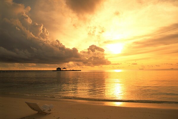 Coucher de soleil sur le ciel nuageux près de la mer