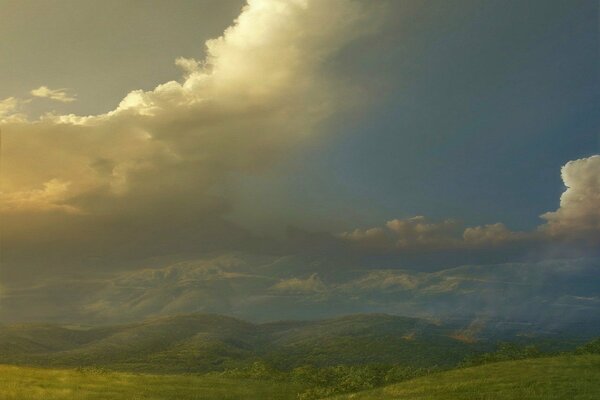 Collines vertes sur fond de nuages