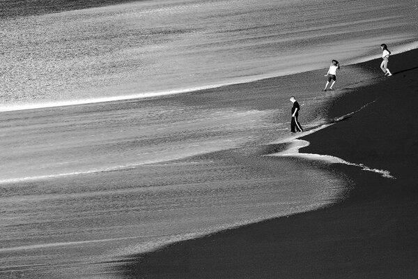 Black and white photo of the beach and the undulating sea